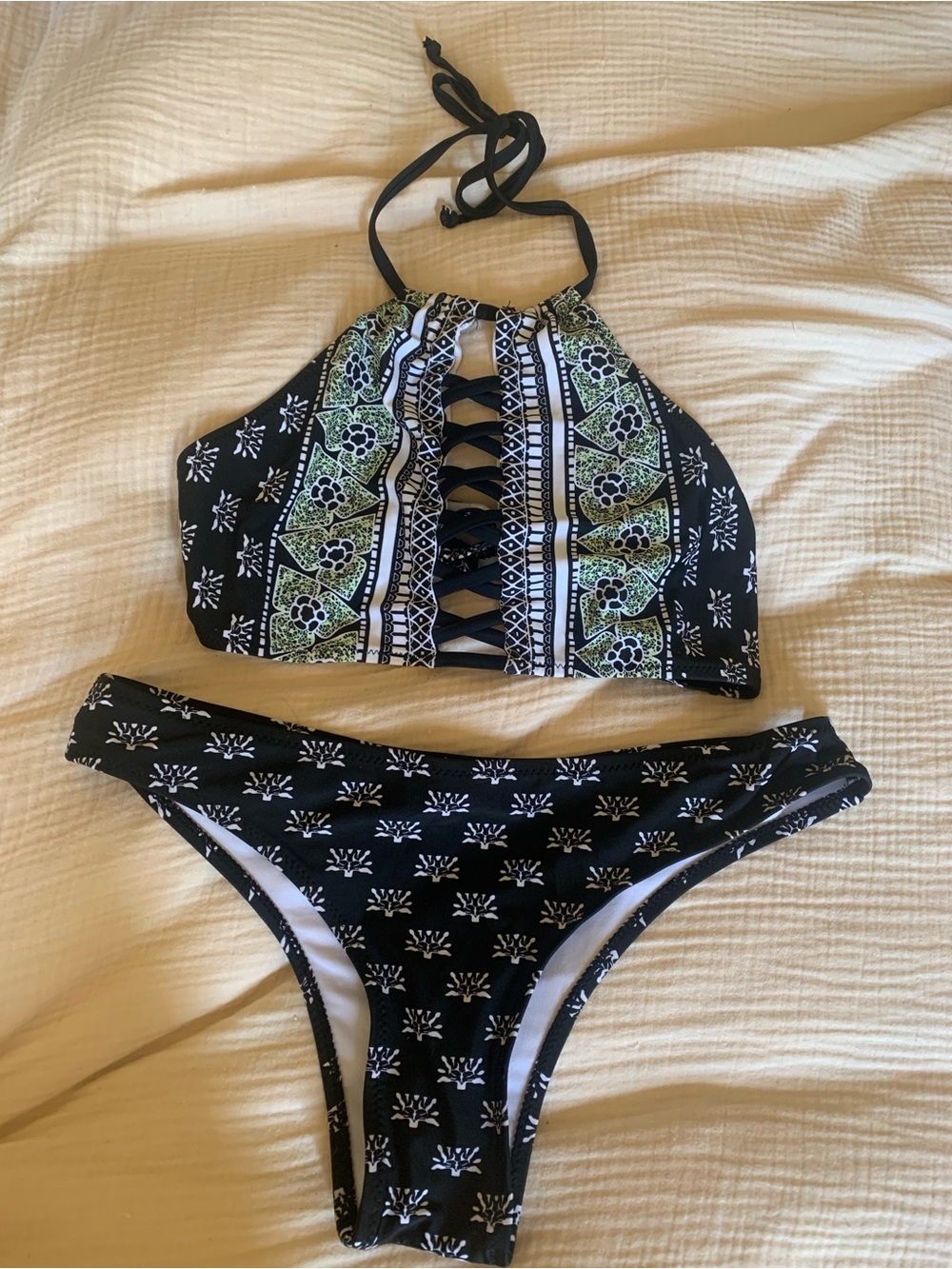 Cupshe Black and Green High Neck Lace-Up Bikini Set